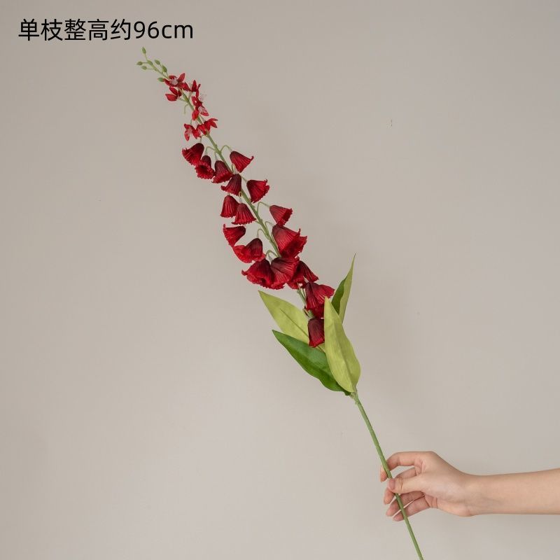 Branche unique de campanule à fleurs rouges