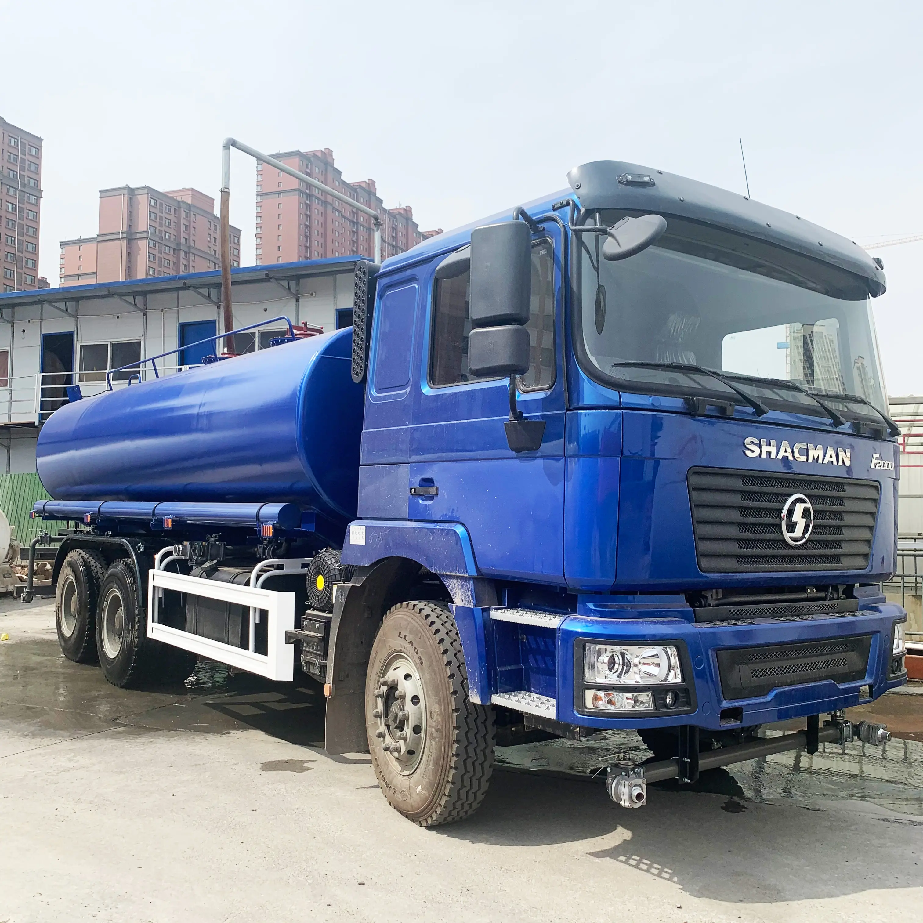 Precio barato, nuevo camión cisterna rociador usado, camiones cisterna de agua Shacman para envío de depósito de agua potable