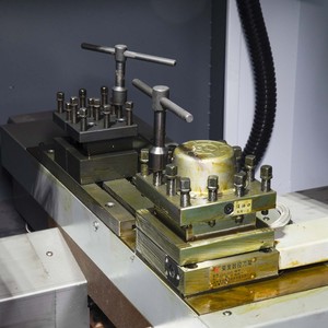 Máquina de torno CNC de alta precisión Función de fresado opcional y máquina de torneado CNC de poste de herramienta con sistema de control digital GSK - Product Image 3