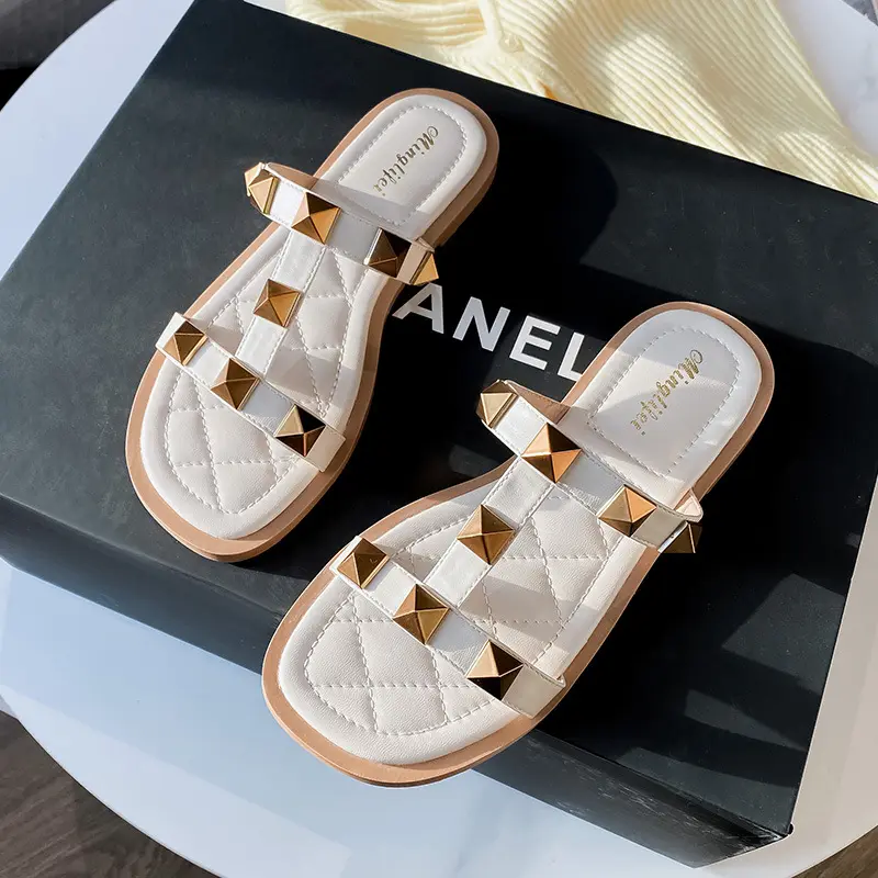 2022 새로운 여름 플랫 리벳 슬리퍼 여성 한국 패션 브랜드 디자인 샌들 캐주얼 야외 신발