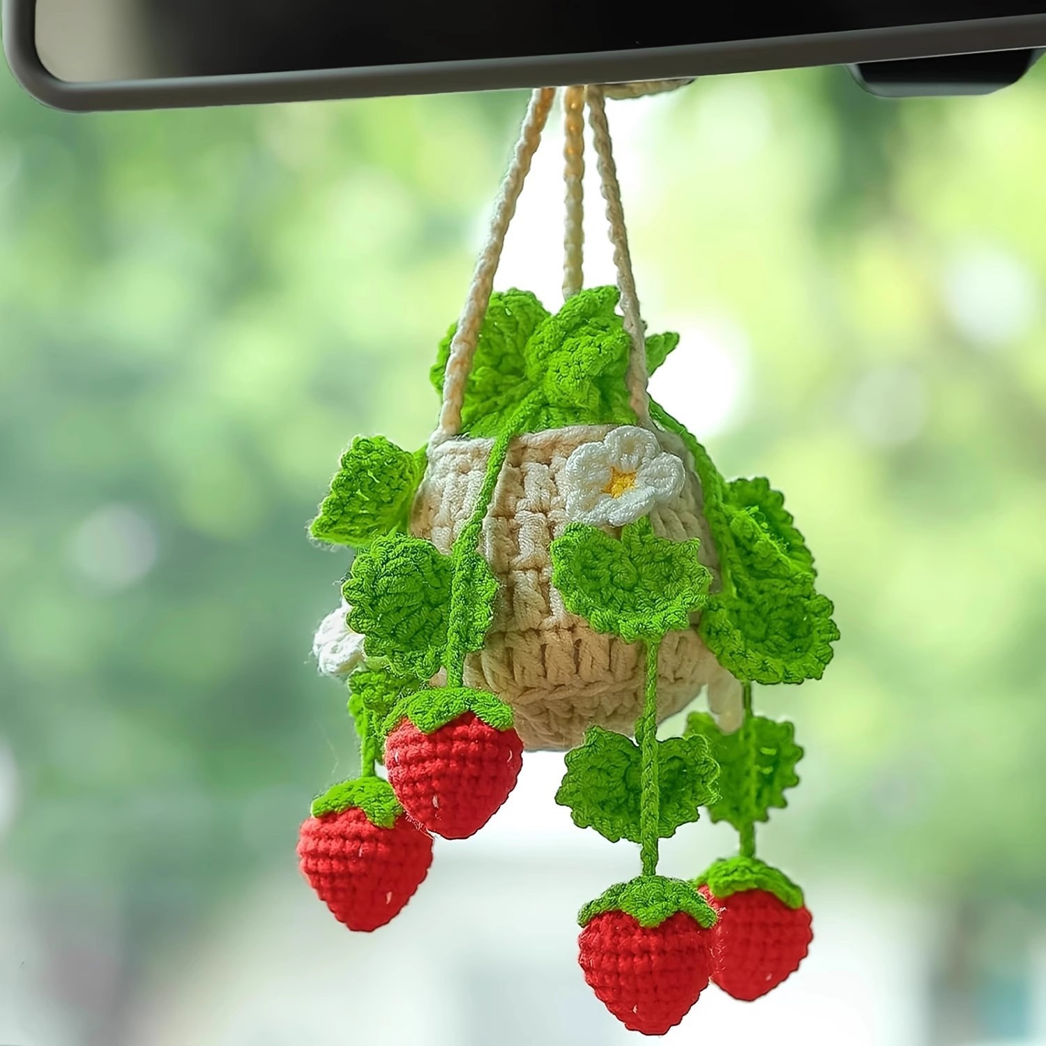 Cesto sospeso verde fluorescente con 4 piccole fragole rosse