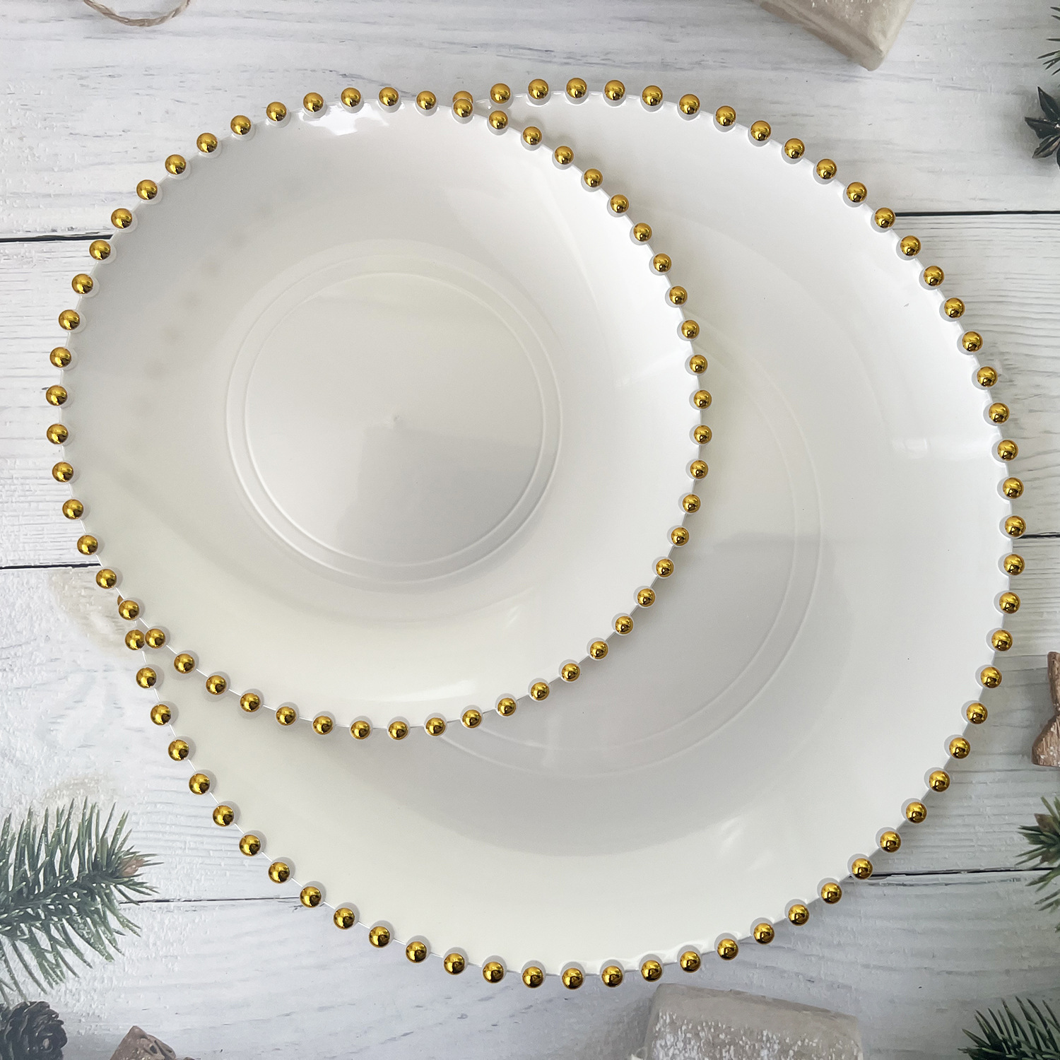 Perles d'or sur fond blanc