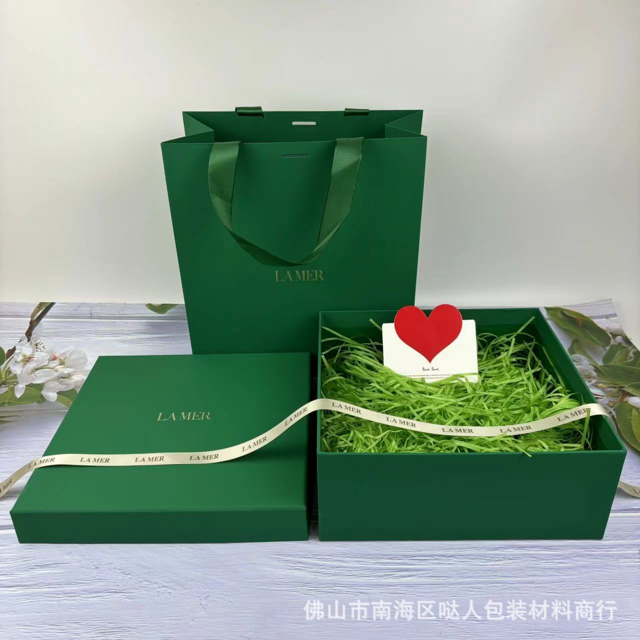 Grande carte de voeux avec ruban de sac de boîte d'herbe