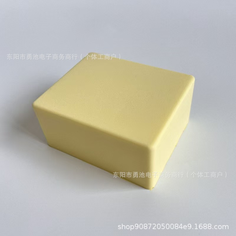 La brique de lait jaune M013 est humide et douce