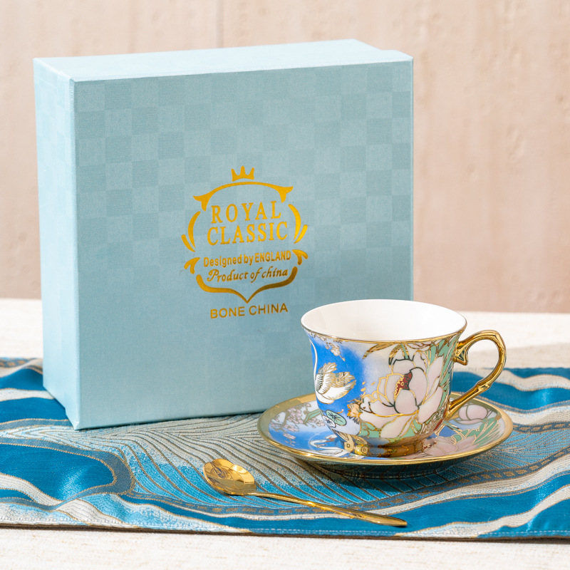 Coffret cadeau : soucoupe Swan 1 tasse, cuillère dorée.