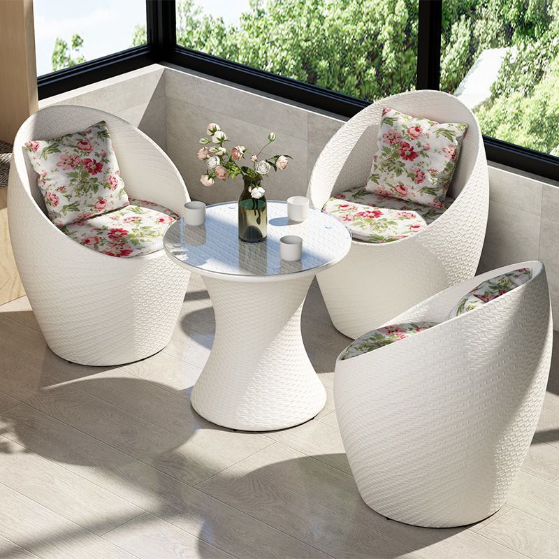 Une table et trois chaises (blanches)
