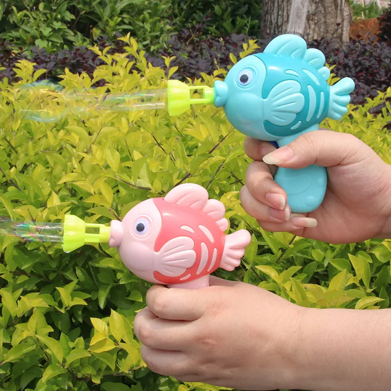 Vente en gros de mini machine à bulles de poisson dessin animé pour enfants Pistolet à bulles manuel pour poisson