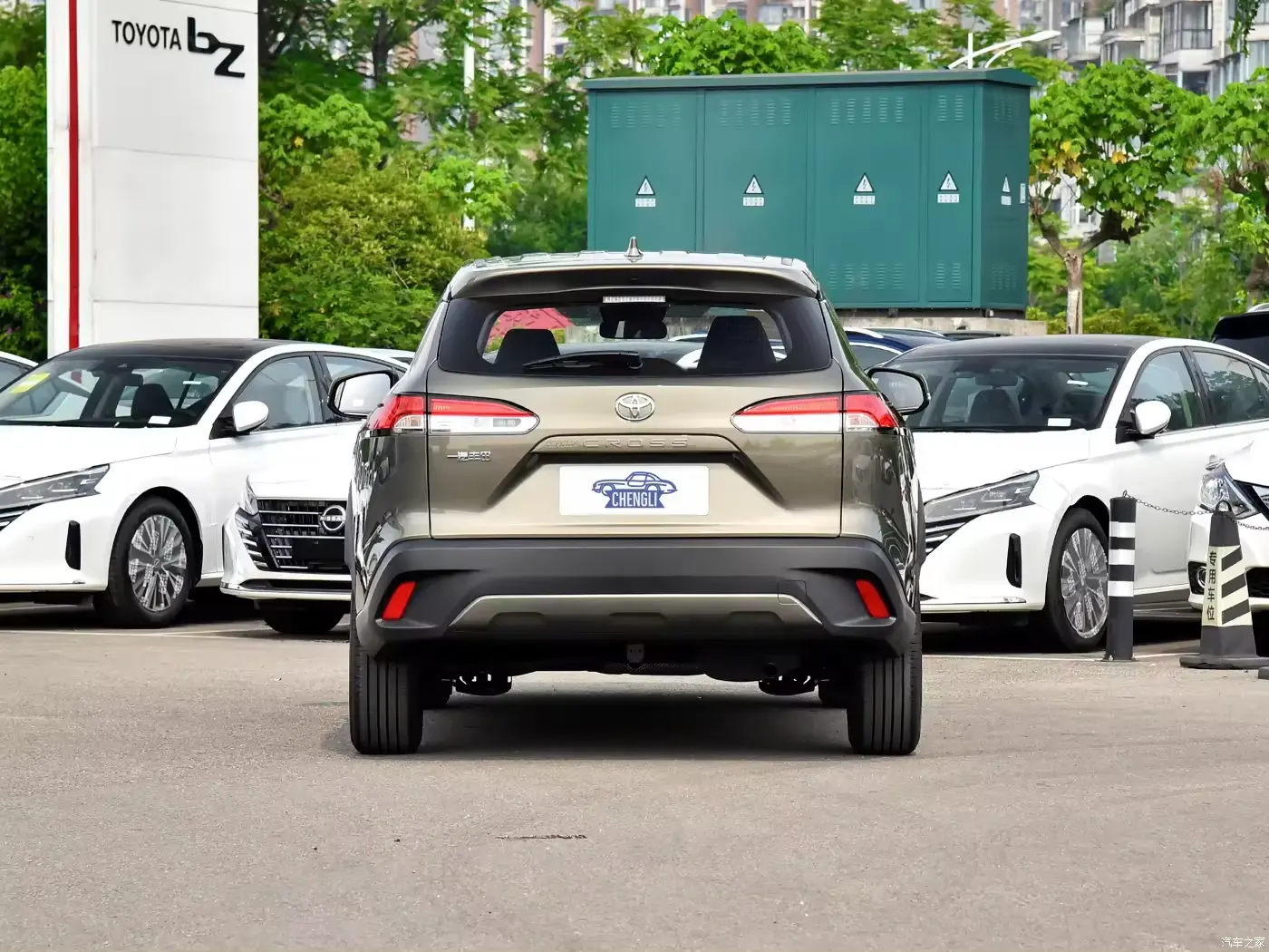 רכב בנזין 2024 טויוטה קורולה קרוס פיוניר 2.0 ליטר SUV קומפקטי עם שאיפה טבעית עם גג שמש פנורמי