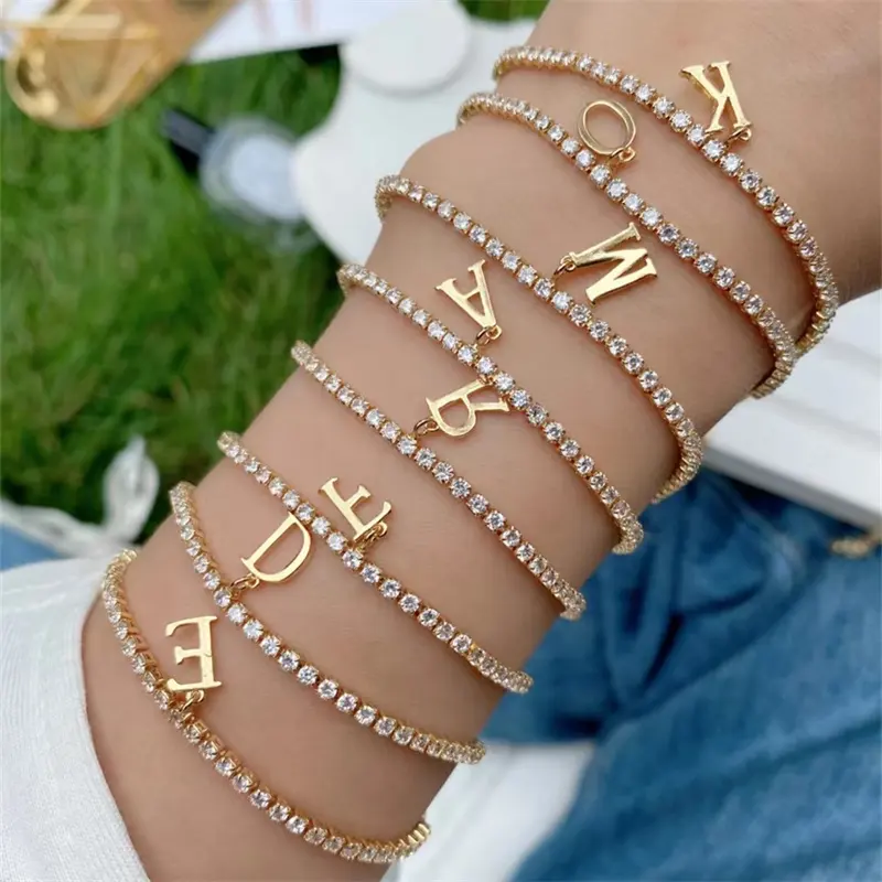 Pulsera con letra mayúscula de cristal para mujer, brazalete ajustable con zirconia cúbica chapada en oro de 24 quilates