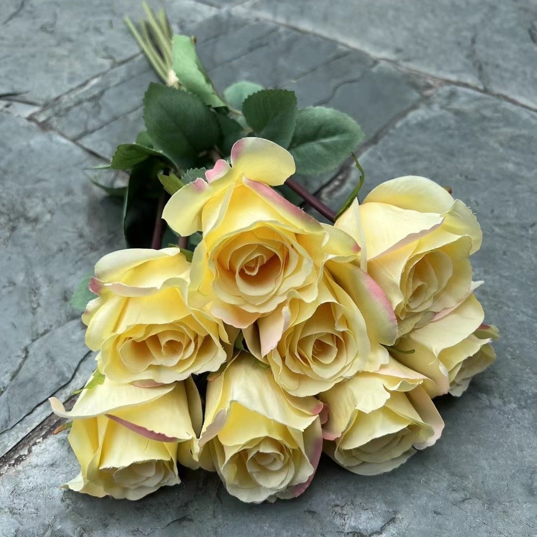 8 roses baroques jaunes, écrites à la main