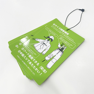 Etiquetas colgantes de papel en relieve de lujo reciclables personalizadas rápidas etiqueta colgante de impresión UV negra etiqueta oscilante con cuerda para ropa - Product Image 6