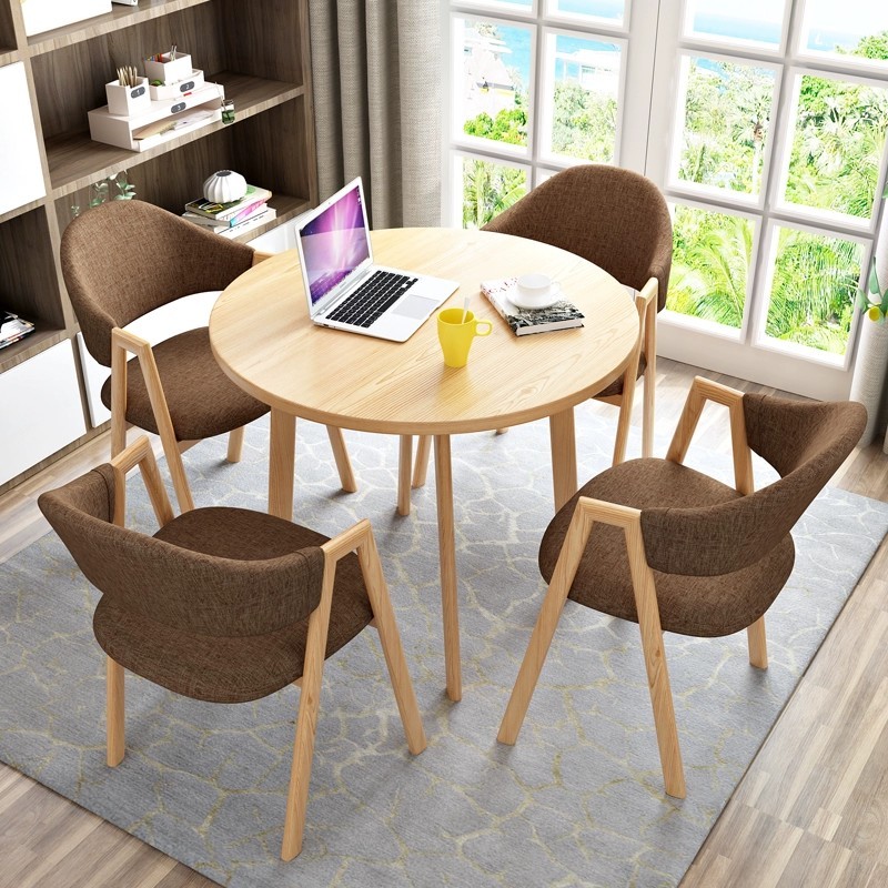 Juego de 4 sillas color café con tela + mesa redonda de 80 cm color madera.