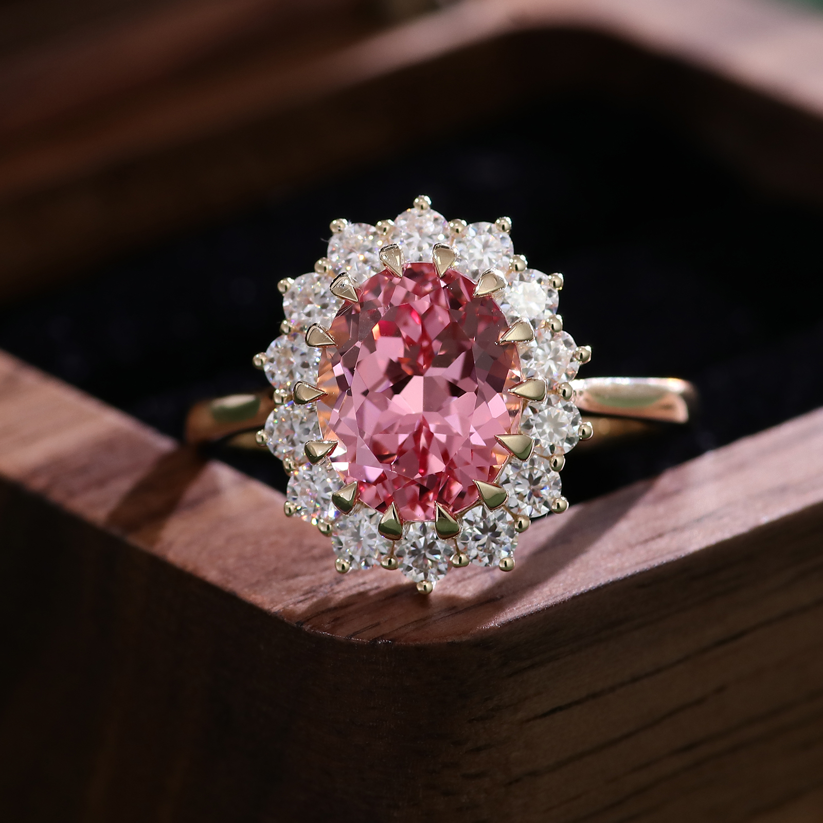 Bague en or jaune 18 carats avec pierre précieuse de laboratoire