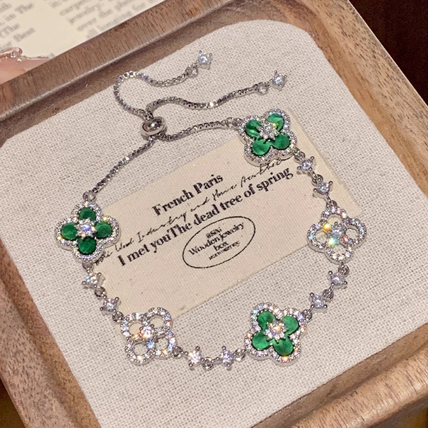 Pulsera de plata con flor de cuatro hojas de la suerte verde.