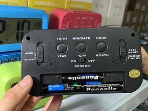 デジタルLEDアラーム電子デスクテーブル時計カレンダー付きLCDテーブル時計プラスチックモダン長方形3XAAAバッテリー60個 - Product Image 4