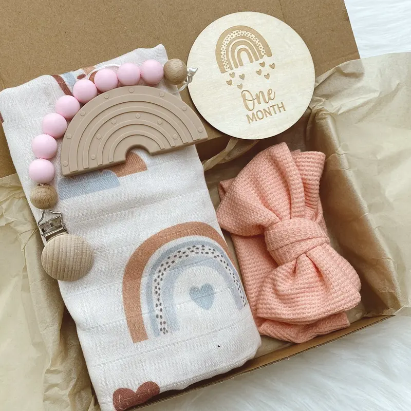 Caixa De Presente Recém-nascido Bebê Musselina Cobertor De Algodão Dentição Bebê Bib Chocalho Milestone De Madeira Toy Set Orgânico Baby Gift Set