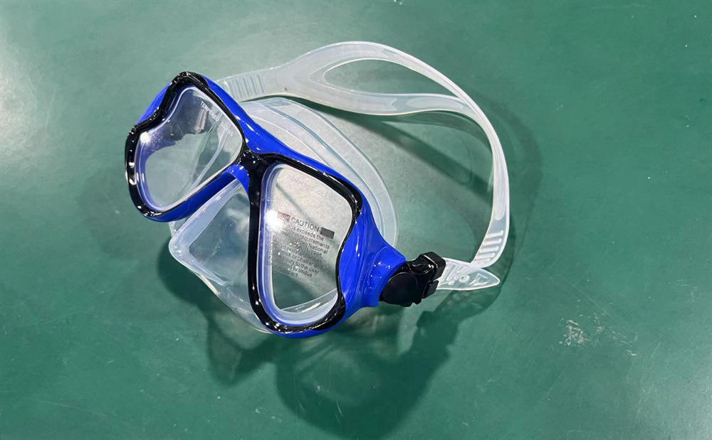 สีดำและสีน้ำเงินโปร่งแสง