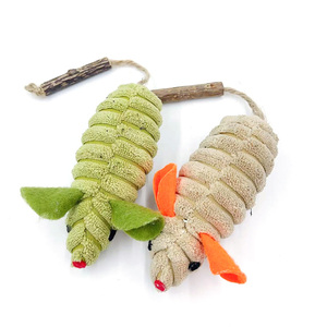 Juguete de ratón de gato de peluche de hierba gatera natural integrada OEM con cola de palo Silvervine - Product Image 4
