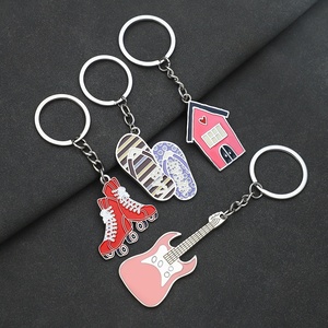 Venta al por mayor 3D simple encantador creativo personaje de dibujos animados personalizado personalización metal plateado llavero para amigo - Product Image 6