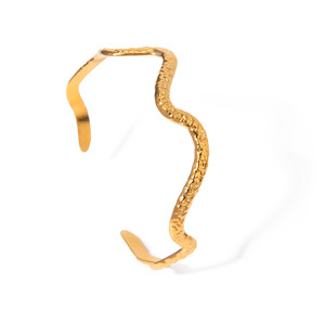 Fábrica al por mayor Simple Irregular 18K oro Acero inoxidable onda patrón martillo patrón en forma de C pulsera abierta - Product Image 3