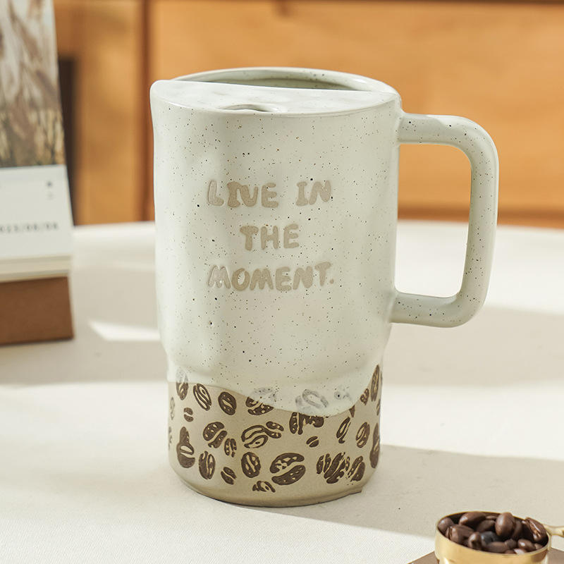 เมล็ดกาแฟวางอยู่ในถ้วยดินเผาขนาดใหญ่