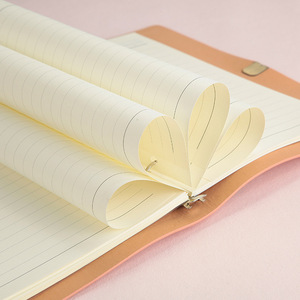 Benutzer definiertes Logo PU Lederbezug Nachfüllbare Reise-Notizbuch-Tagebücher Weiches rosa süßes Buch mit elastischem Saiten band - Product Image 4