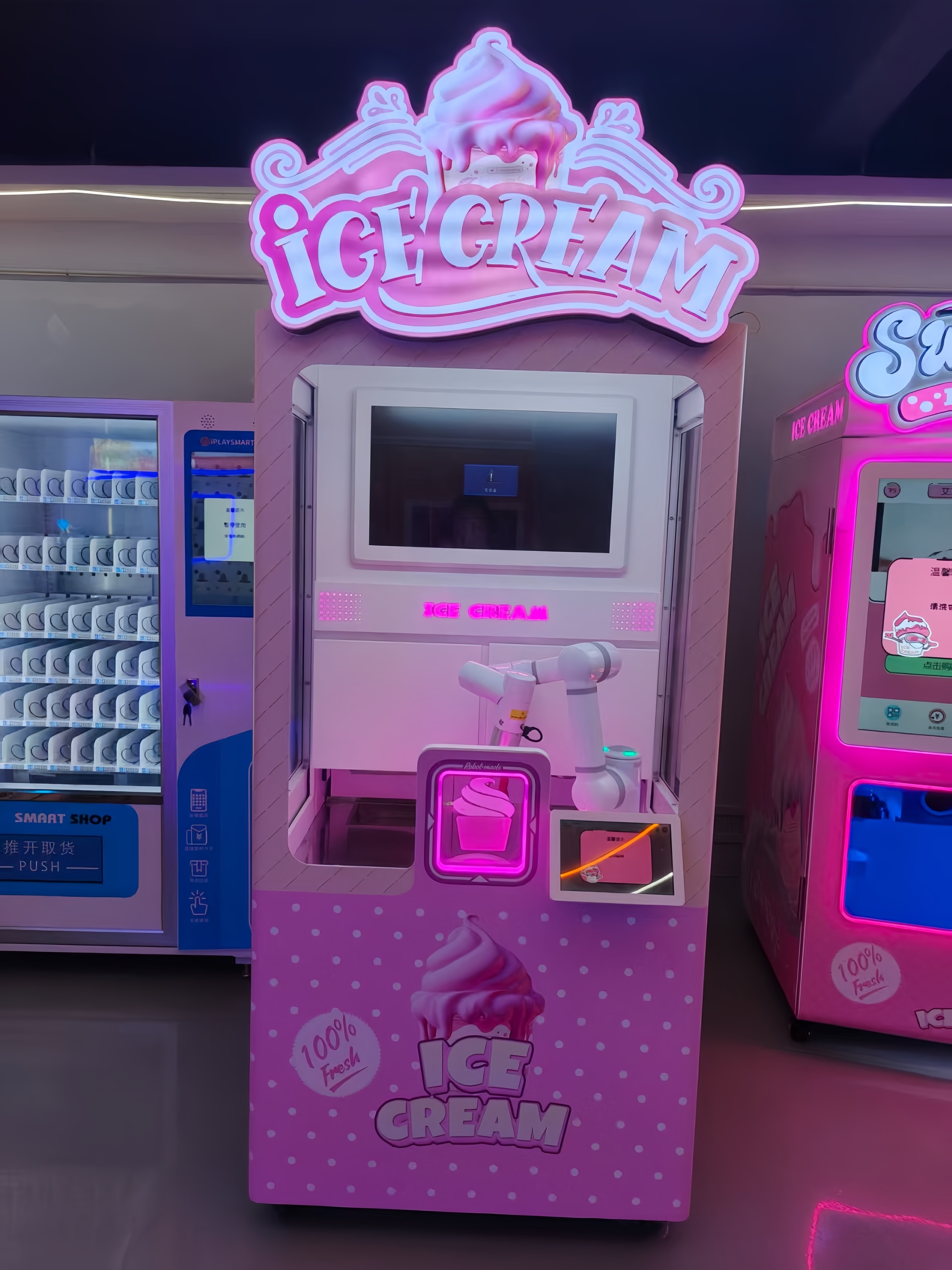 Mechanical arm ice cream machine