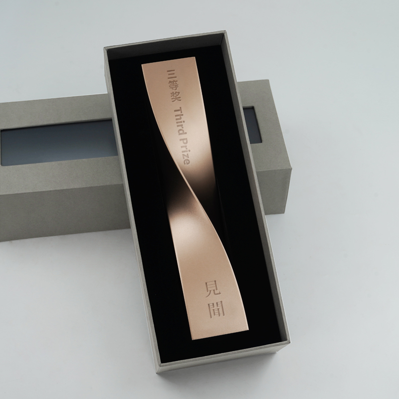 Confezione regalo intagliata in rame