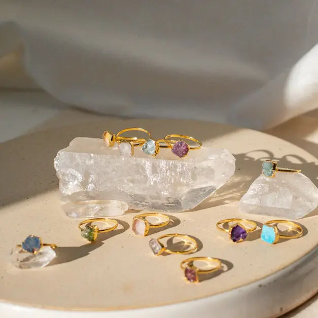 14 Karat Gold Birth stone Ring, Statement Kristall Aquamarin Smaragd Ring, Boho Edelstein Roh stein Schmuck