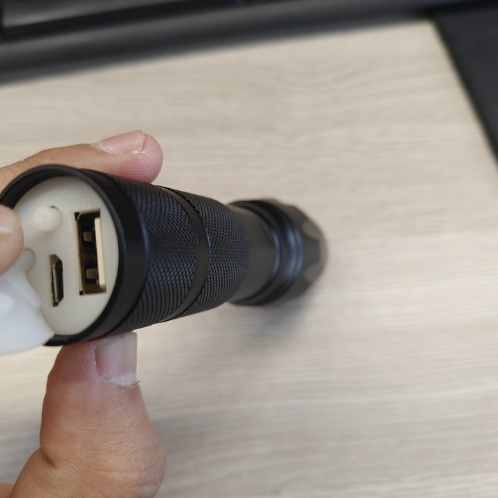 ชาร์จไฟได้ + ช่องจ่ายไฟ USB