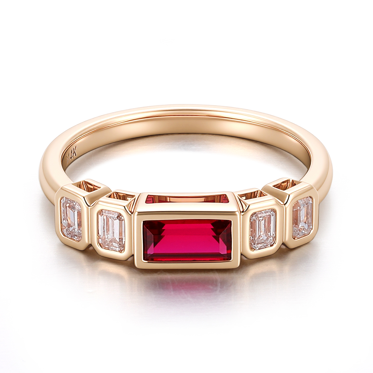 Bague en or massif 18 carats avec pierre de laboratoire.