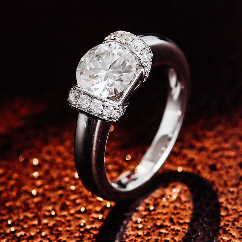 Bague en or massif 10K véritable avec moissanite et diamants.