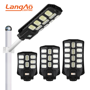เซ็นเซอร์ควบคุมระยะไกล ABS โคมไฟถนน IP65 กันน้ํากลางแจ้ง 300 400 500 W ไฟถนน LED พลังงานแสงอาทิตย์ทั้งหมดในหนึ่งเดียว