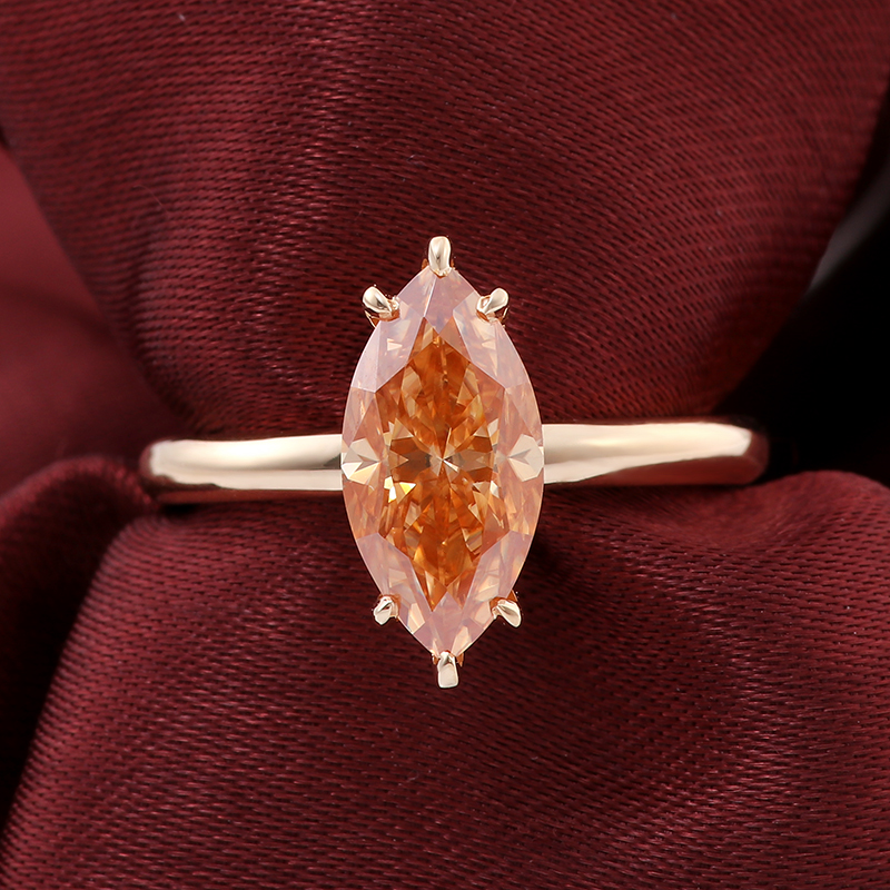 Anillo de oro macizo de 14 quilates con moissanita y diamantes.