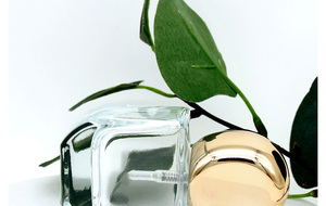 高品質30ml <span class=keywords><strong>U</strong></span>字型空ガラス透明ボトルカスタムカラーロゴラウンドカバースプレー香水ガラスボトル
