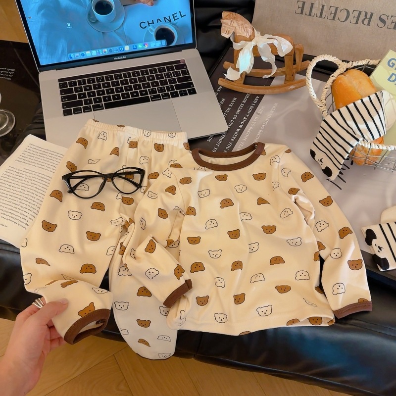 Conjunto de forro polar alemán con cabeza de oso.