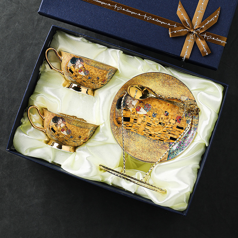 Coffret cadeau couple égyptien : deux tasses, soucoupes et cuillères avec porte-tasses.
