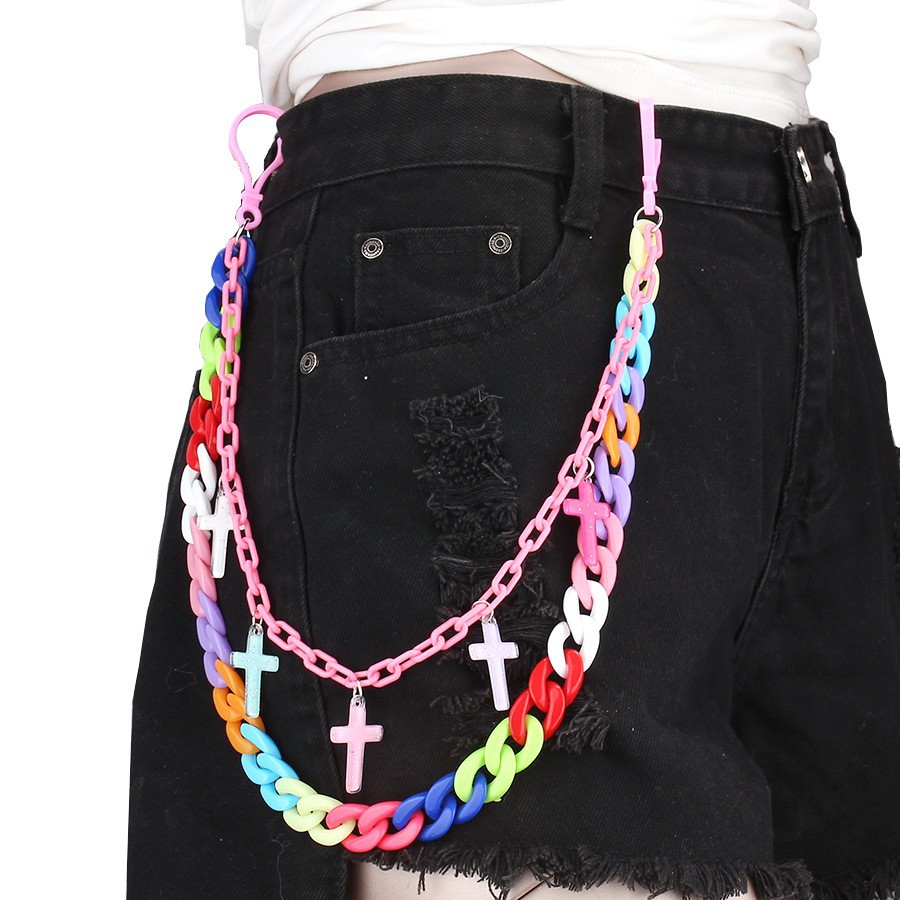 Cadena para pantalón con colgante de cruz acrílica.