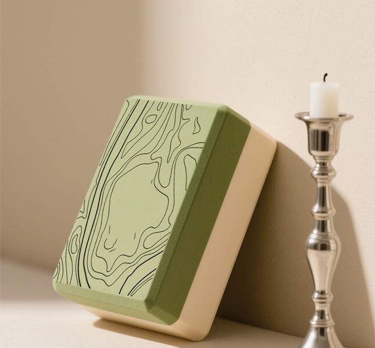 Una pieza verde y blanca.