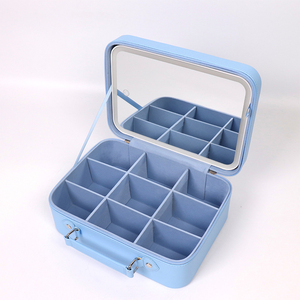 带可拆卸镜子的防水化妆箱 - Product Image 2