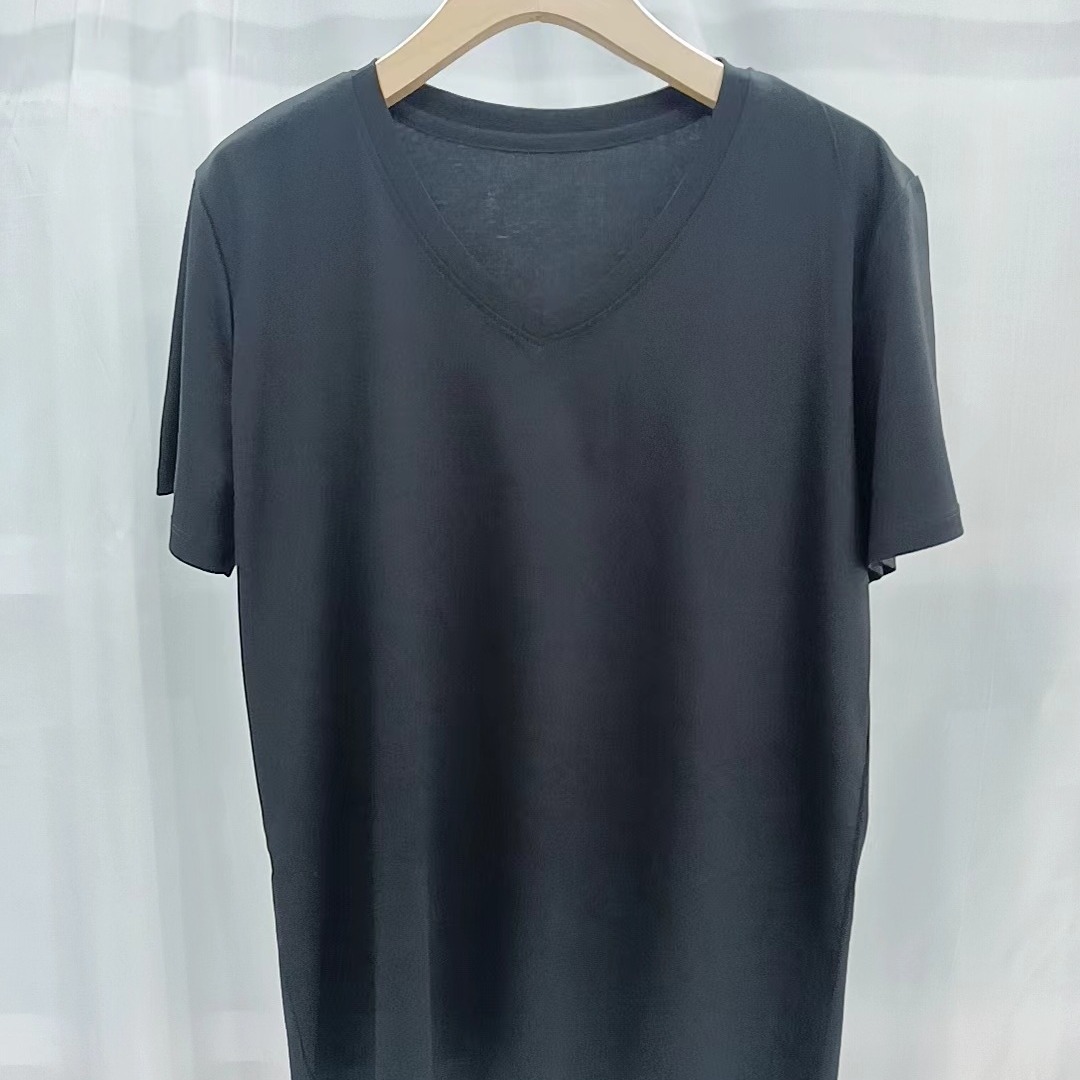 Cuello en V Negro