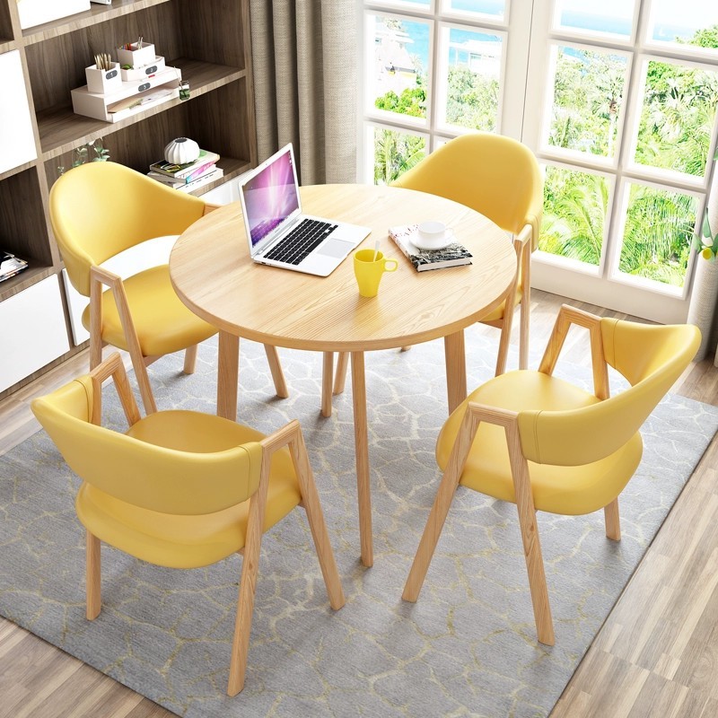 Cuero amarillo 4 sillas + mesa redonda color madera 80