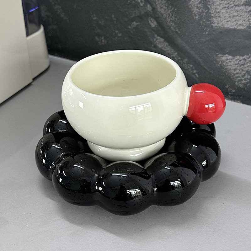 Tazza da caffè Marshmallow con piattino - manico rosso, piattino nero - 250 ml
