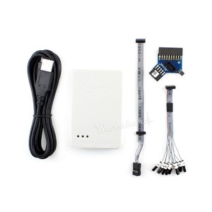 La herramienta de desarrollo del kit completo Atmel-ICE para depuración y programación viene con adaptadores y cables adicionales