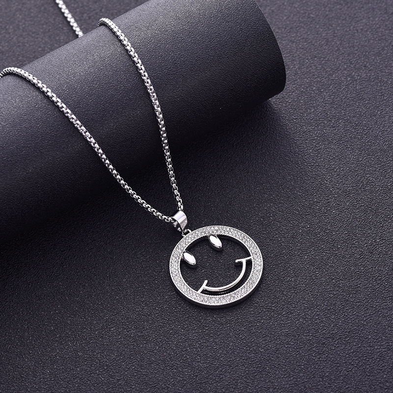 Chaîne en acier titane avec smiley ajouré en diamant pointillé