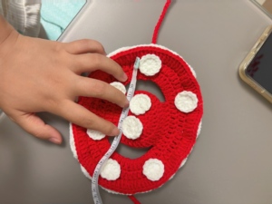 Häkeln Sie Katzen hut Topi Sombrero Hut mit Ohr löchern Gestrickte Haustier hütte Handwerk Hund Häkeln Eimer Hut Rote Farbe mit beige Punkten - Product Image 4