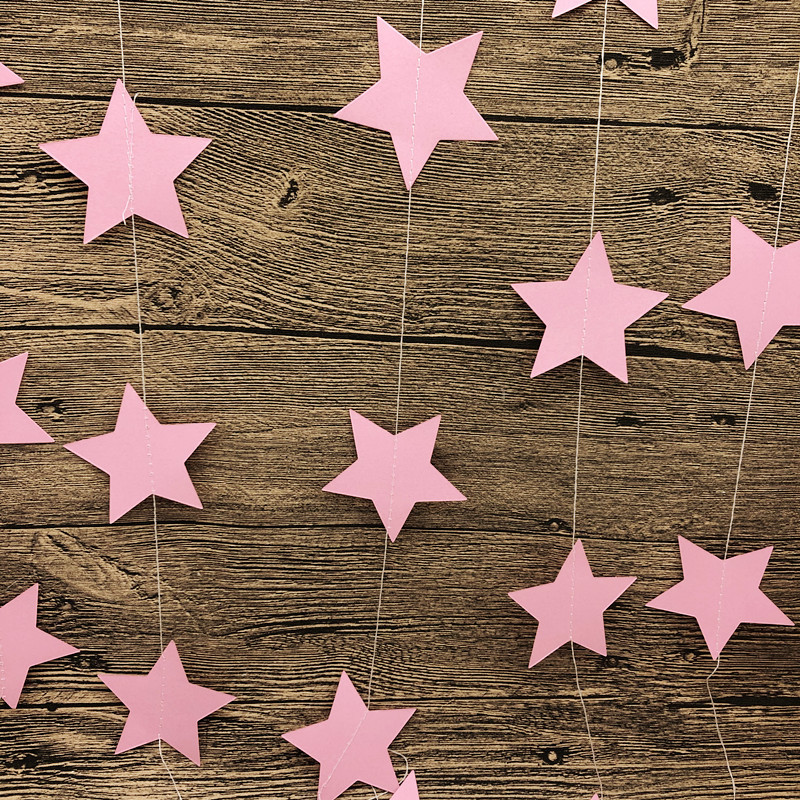 Tirer une petite trompette étoile colorée tout rose