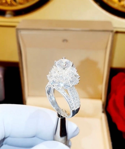 Une couronne haute et une grosse bague en diamant