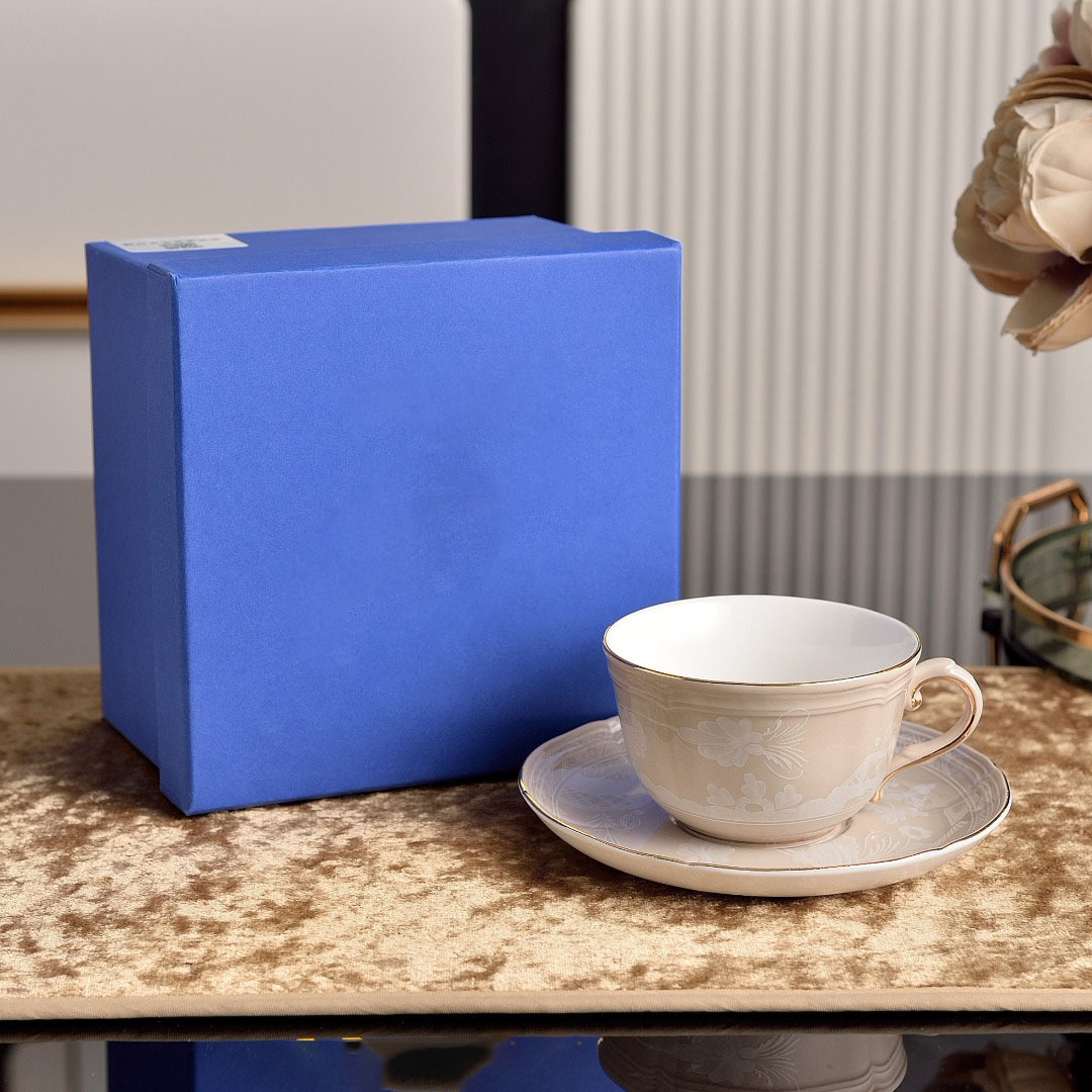 Taza y plato beige