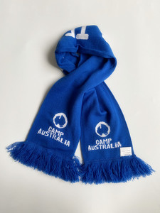 Bufanda de invierno tejida Jacquard acrílica 100% personalizada al por mayor con estampado de alta definición para aficionados al fútbol hoja bordada transpirable suave